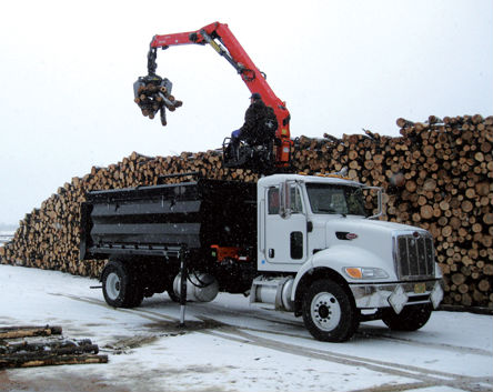 The Epsilon M102 mounted on a Peterbilt chassis makes quick work of a short length wood load.